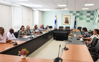 WAARNEMEND GOUVERNEUR MAAKT KENNIS MET SER